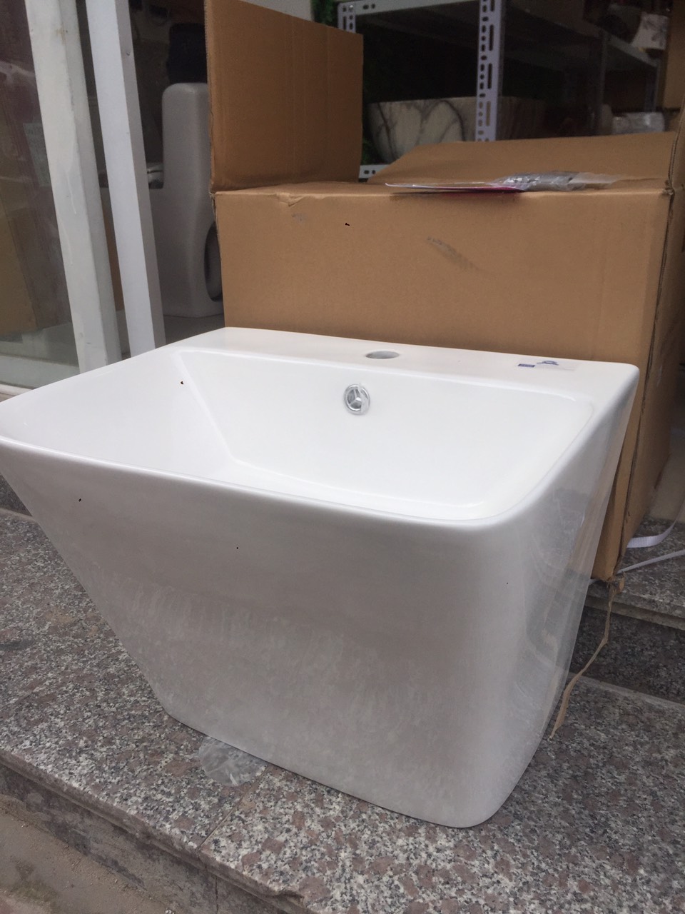 Chậu lavabo treo liền thân dạng khối phong cách châu âu