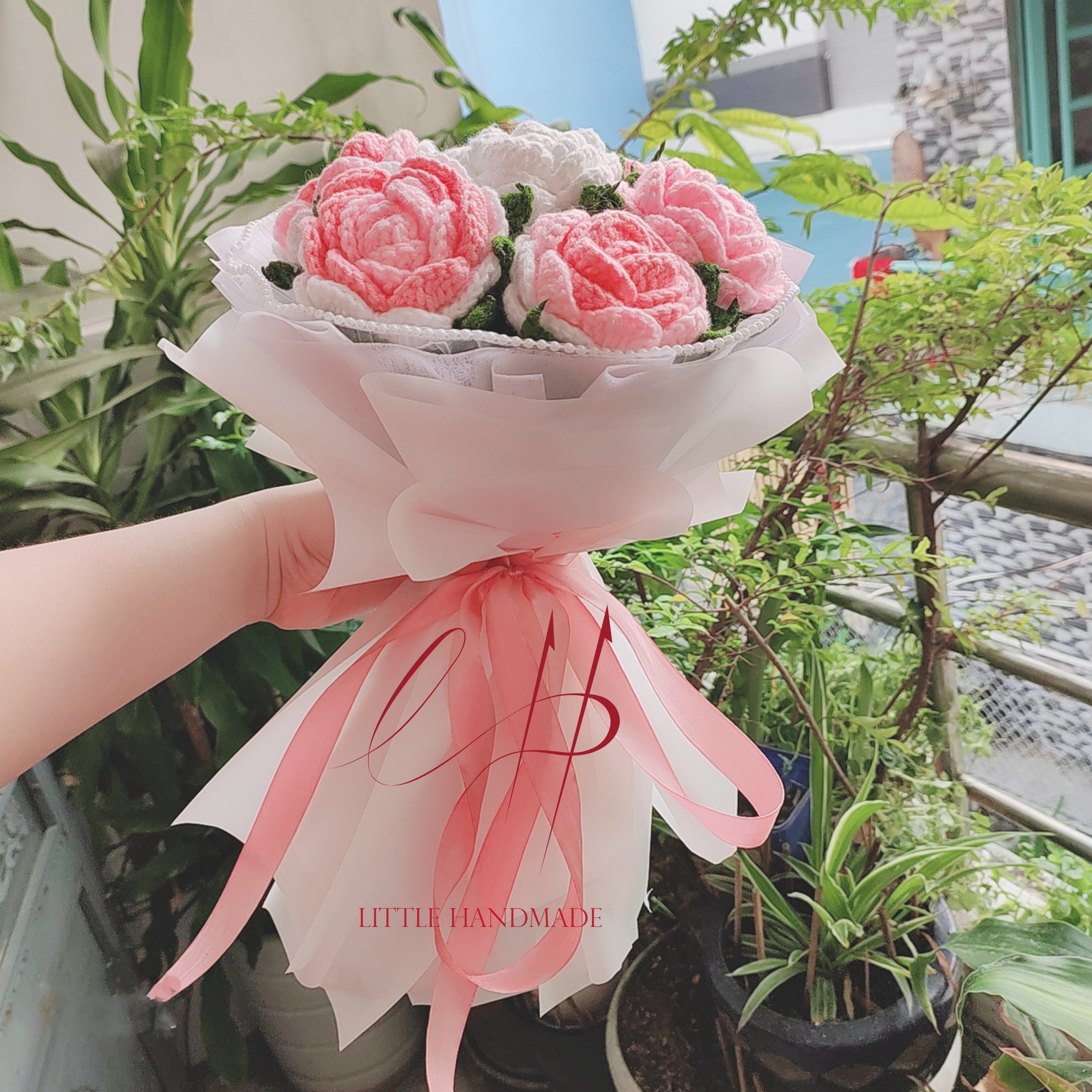 Bó hoa hồng bằng len handmade size vừa 25 x 35 cm