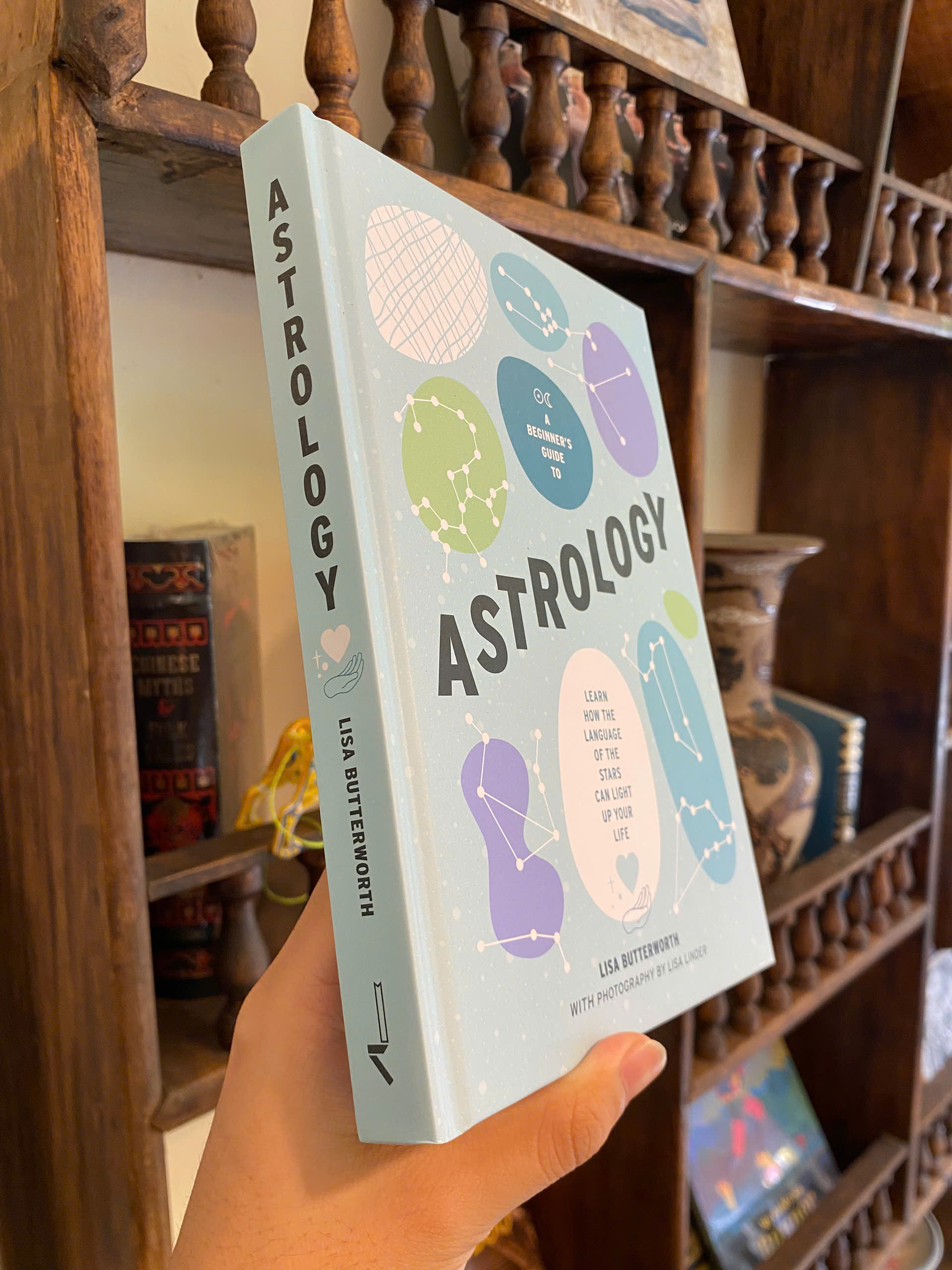 Sách - A Beginner's Guide to Astrology by Lisa Butterworth | Language of the Stars | English Book