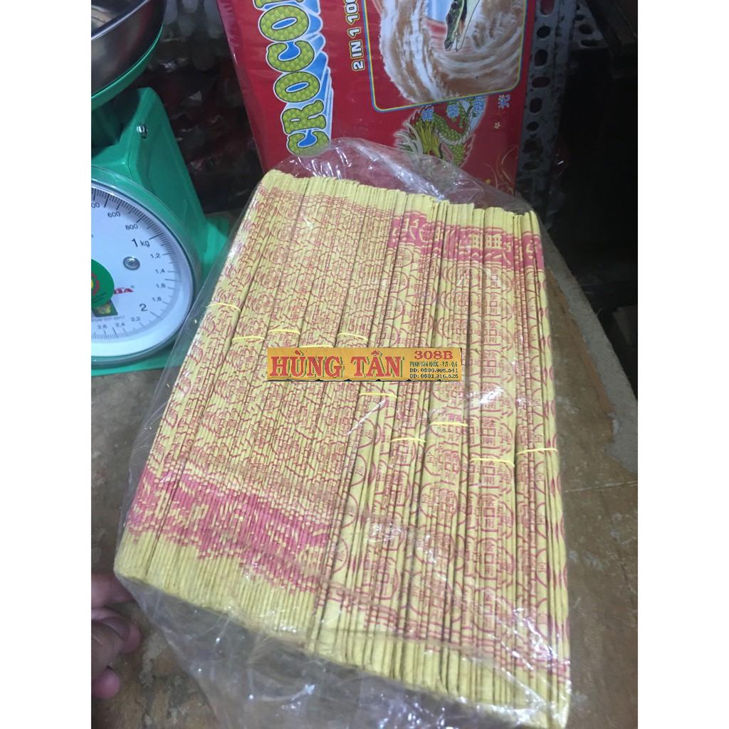 Một xấp giấy cúng chuỗi vàng trong thờ cúng
