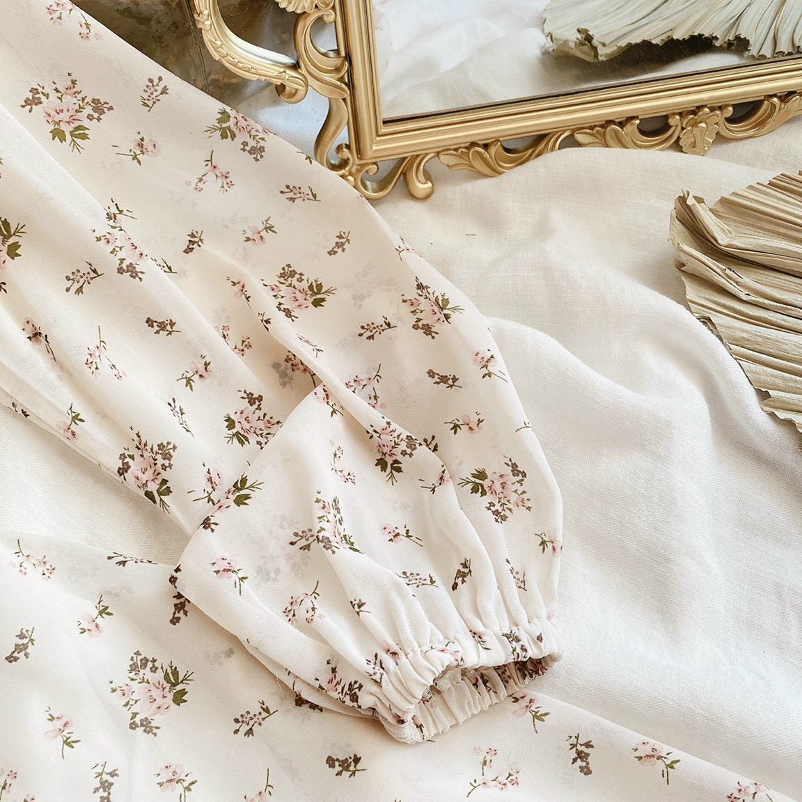 ĐẦM HOA ĐẮP CHÉO BO EO M.O.N Boutique