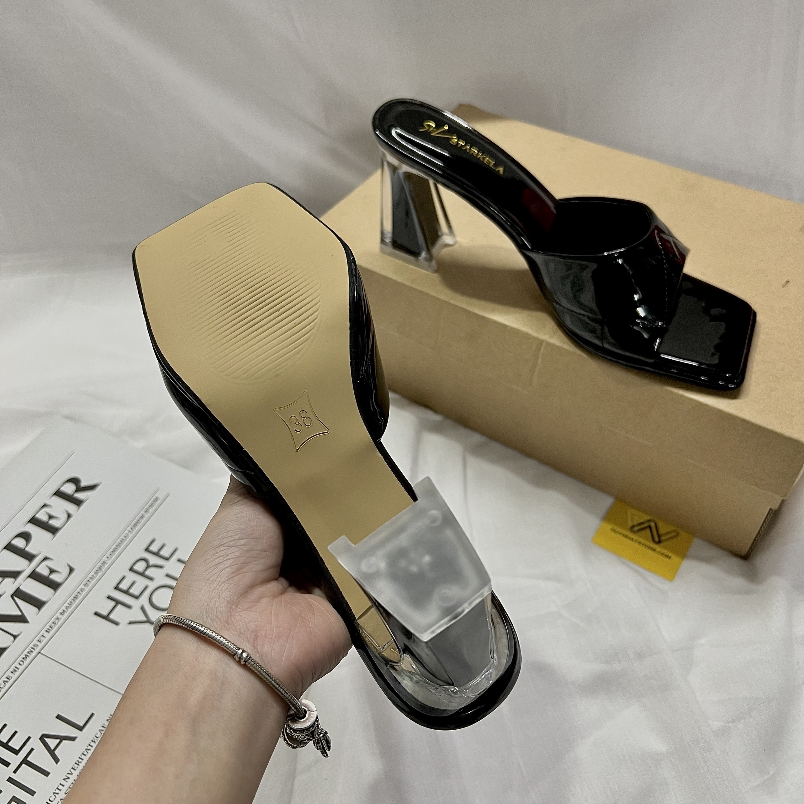 Dép Cao Gót Quai Ngang Giày Duy Nhật Store Phối Da Bóng Ô Mũi Gót Vuông Đơn Giản Siêu Đẹp Xinh Xắn Cao 7cm Màu Trắng Đen