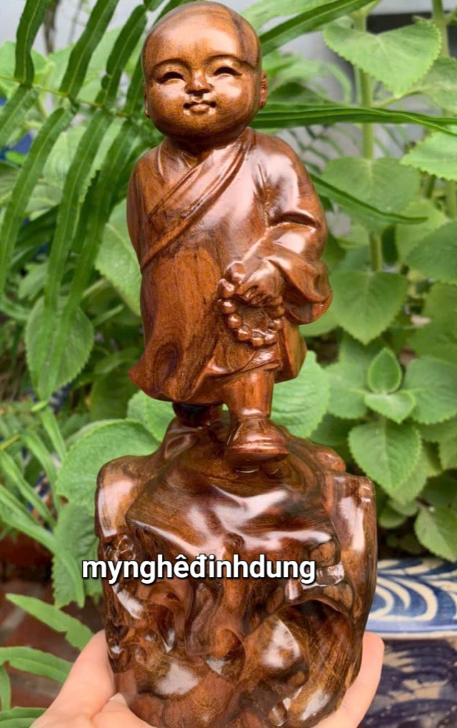 Tượng tùy duyên bằng gỗ bách xanh thơm nức kt cao 20x9x7cm