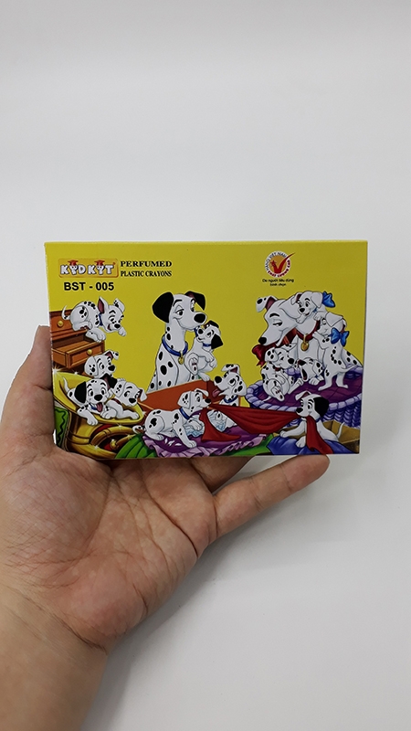 Viết Sáp Màu Chó Đốm BS-005 - Mẫu Bao Bìa Màu Vàng