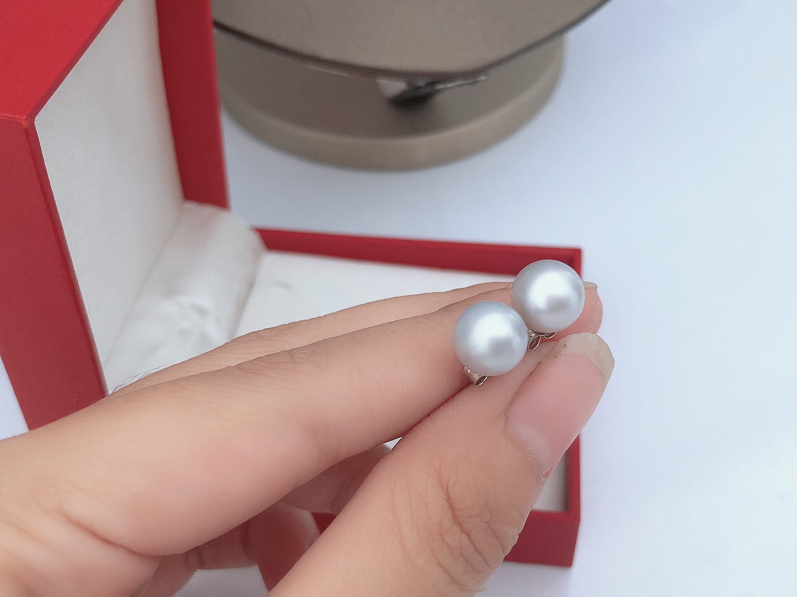 Hoa tai nụ ngọc tròn cao cấp màu xám sang trọng
