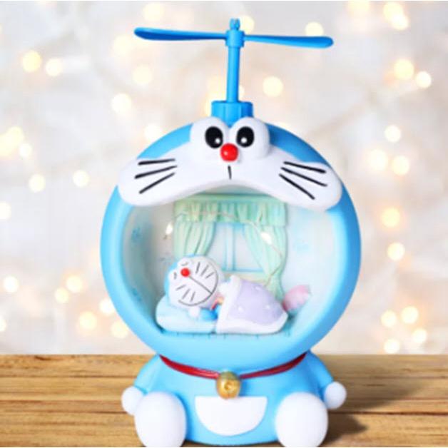 Đèn ngủ Doraemon màu xanh nhạt sài pin + ống heo đựng tiền dành cho các bé xinh xắn  làm quà tặng sinh nhật