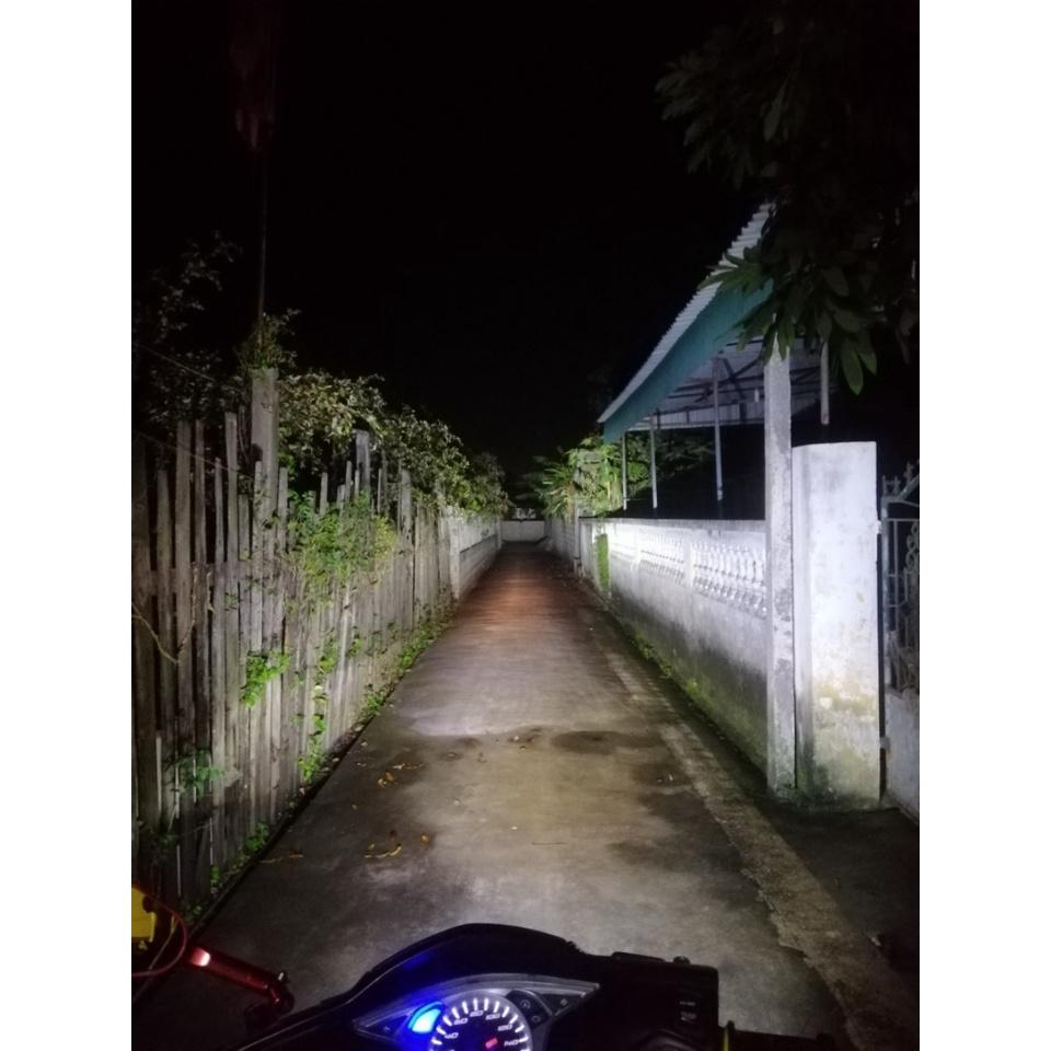 Đèn pha siêu sáng xe máy ô tô cốt vàng pha trắng đuôi công xài điện máy bản đặc biệt cho khách víp