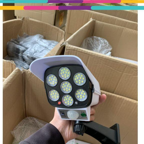 Đèn năng lượng mặt trời giả Camera chông trộm cảm ứng tự động bật, tắt, có điều khiển 3 chế độ sáng