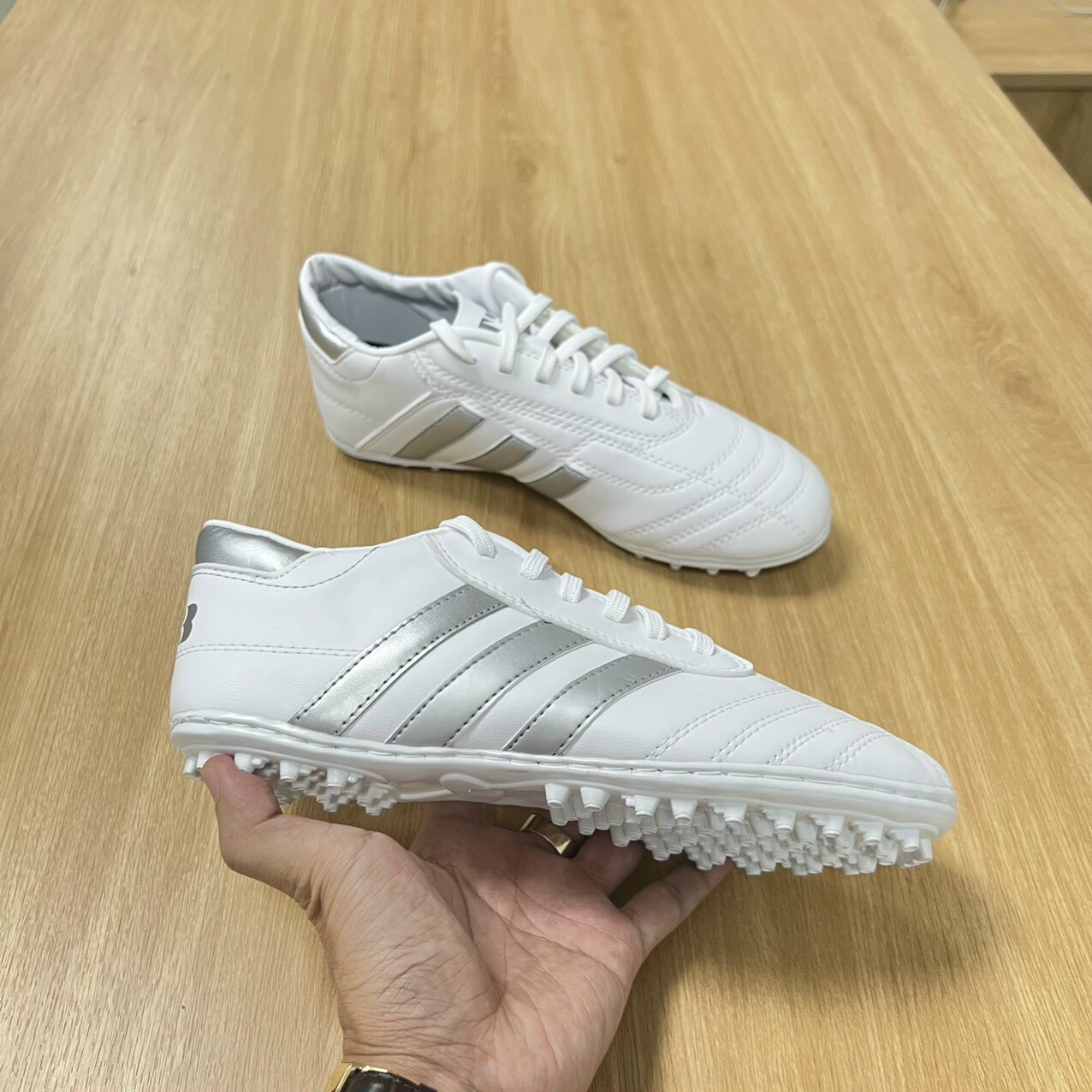 Mẫu giày đá phủi sân cỏ nhân tạo cao cấp CT3 đế cao su