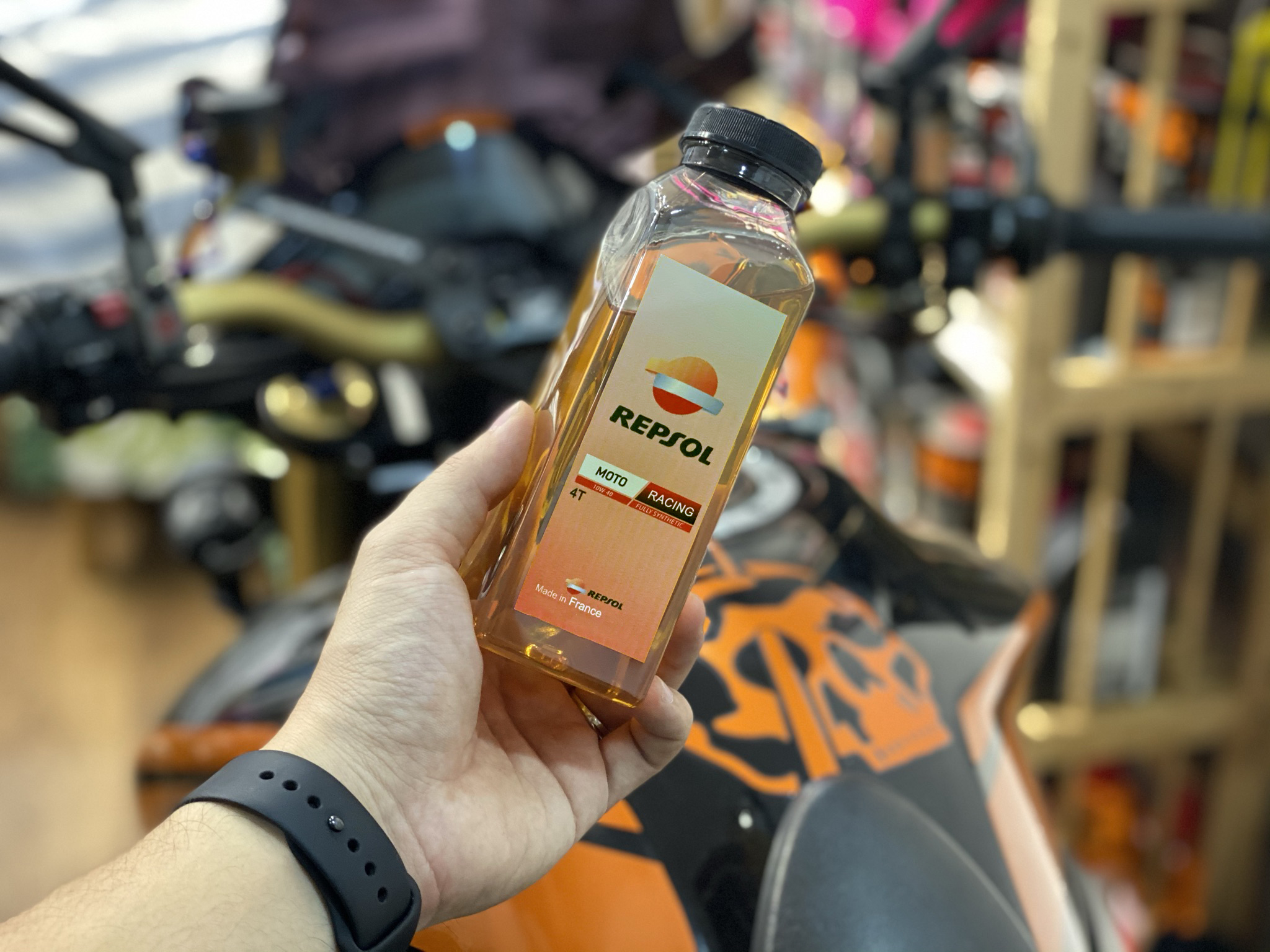 Dầu nhớt Repsol Racing 10W40 Chai 300ml