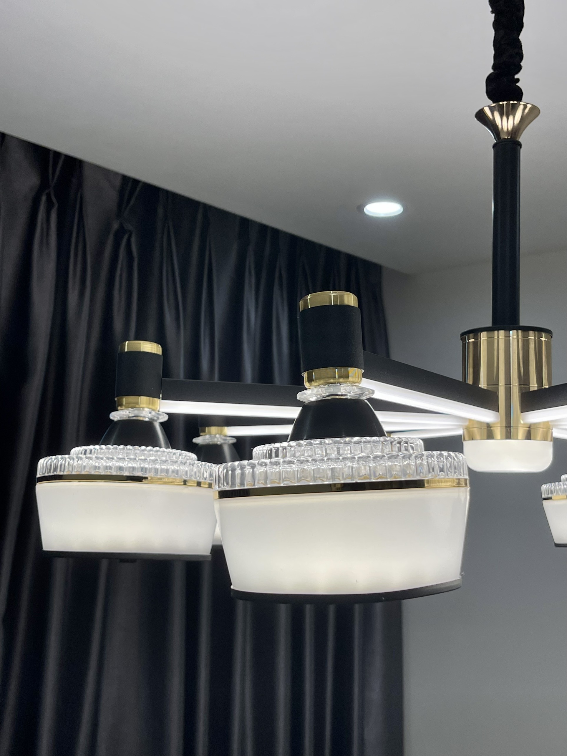 Đèn trần phong cách Châu Âu hiện đại với 8 bóng led DTLA004