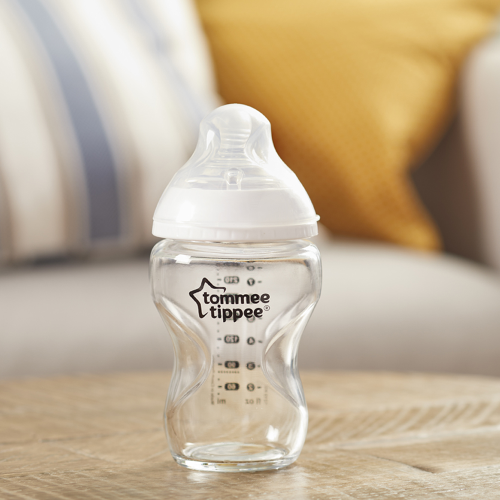 COMBO Bình sữa thủy tinh ty siêu mềm tự nhiên Tommee Tippee Closer to Nature 250ml &amp; Ty ngậm dạ quang cho bé Tommee Tippee Night Time 6-18 tháng (vỉ đôi) - Cá Voi