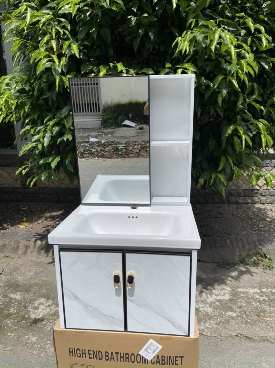 Bộ tủ chậu lavabo màu trắng vân mây và màu đen sang trọng, chất liệu nhôm giá cạnh tranh