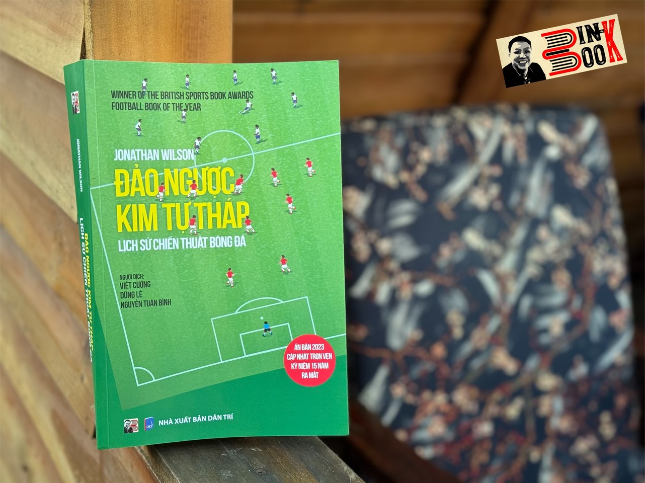 (Football Book Of The Year) ĐẢO NGƯỢC KIM TỰ THÁP – LỊCH SỬ CHIẾN THUẬT BÓNG ĐÁ (Ấn bản 2023 cập nhật trọn vẹn kỷ niệm 15 năm ra mắt)