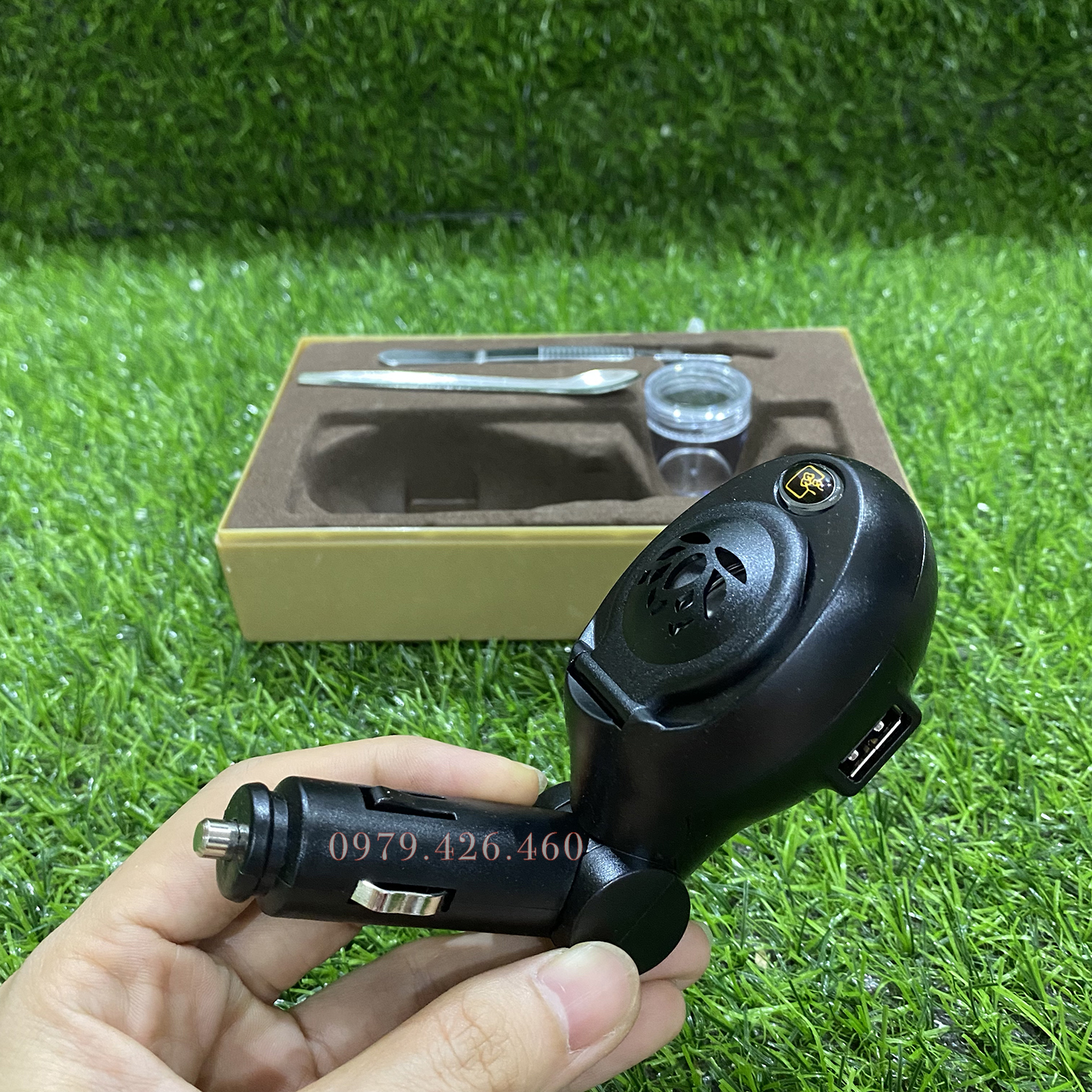 Tẩu xông trầm trên ô tô, có khe USB tiện lợi - Màu đen