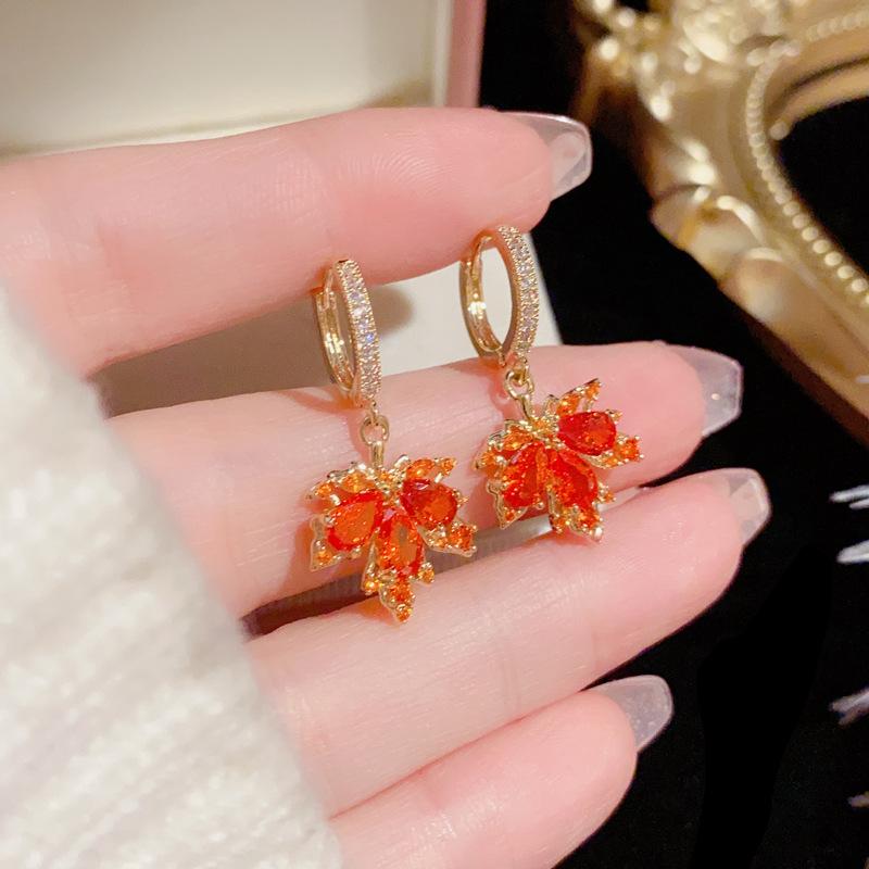 Khuyên tai lá phong đỏ mạ V14K