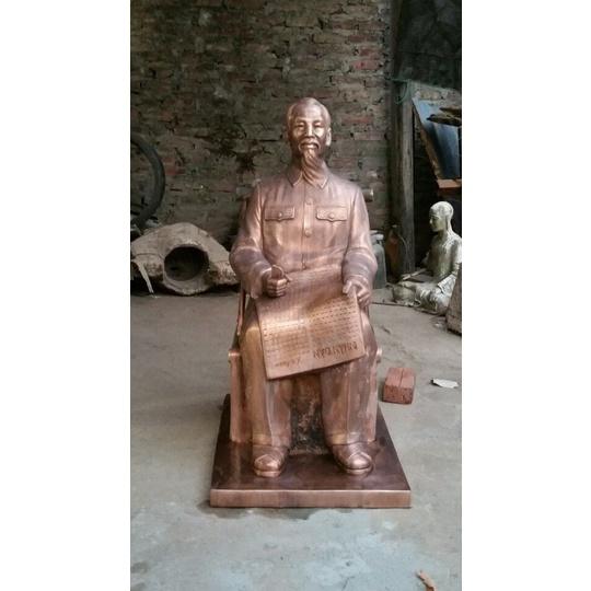 Tượng bác hồ ngồi ghế mây