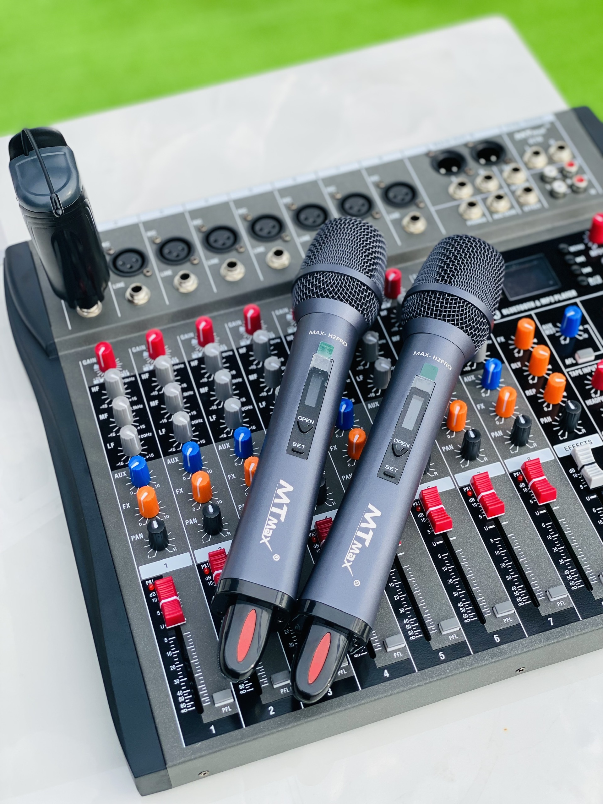 Combo Karaoke Cao Cấp Mixer MTMAX KT8 + Micro H2 Pro Không Dây Chống Hú Hiệu Quả, Bắt Sóng Xa Đến 100M, Thích Hợp Giải Trí Đa Năng, Karaoke Gia Đình, Sự Kiện Chuyên Nghiệp, Hàng Chính Hãng, Bảo Hành 12 Tháng, Hàng Chính Hãng
