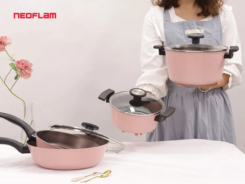 Bộ 4 món Nồi, Chảo chống dính Reverse Neoflam Hàn Quốc màu hồng đào. Bao gồm Nồi 24 I Nồi 20 I Chảo đa năng 28cm I Chảo chiên 24cm. Thân hợp kim nhôm, phủ chống dính Daikin thế hệ mới.