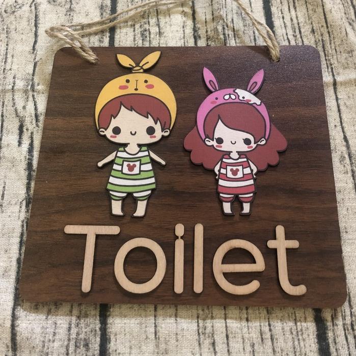 Tranh gỗ bảng gỗ treo cửa nhà vệ sinh, phòng tắm chữ Toilet hình 2 cô cậu bé nhỏ có sẵn dây treo tặng kèm móc dán