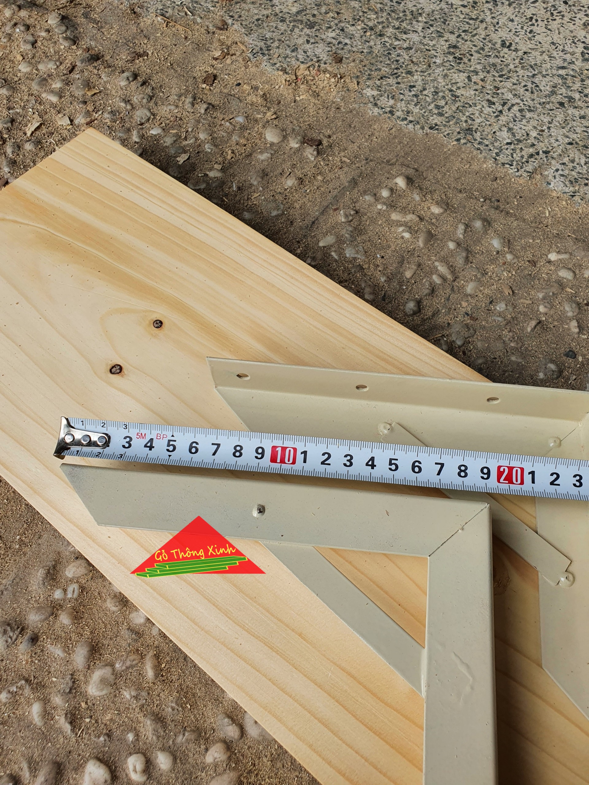 Cặp giá đỡ kệ gỗ dài 20cm bằng sắt đã sơn màu vàng nhạt, rất chắc chắn chịu lực tốt trên 30kg