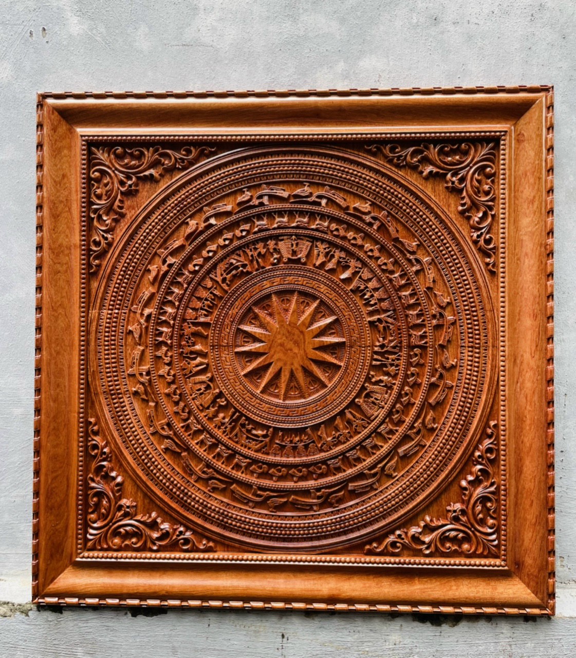 Tranh điêu khắc trống đồng bằng gỗ hương đá kt mặt vuông 81×81×4cm