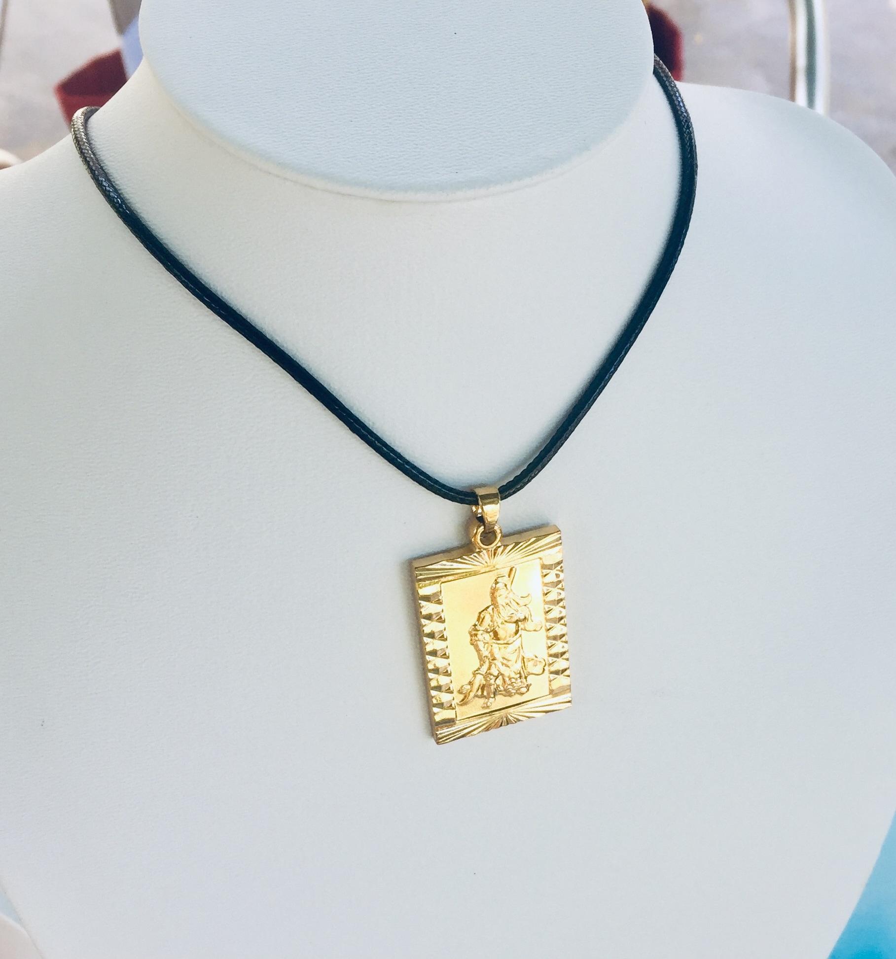Set Mặt Dây Chuyền Mạ Vàng 18K Đúc Hình Quan Công, Kèm dây đeo da và hộp đựng trang sức.