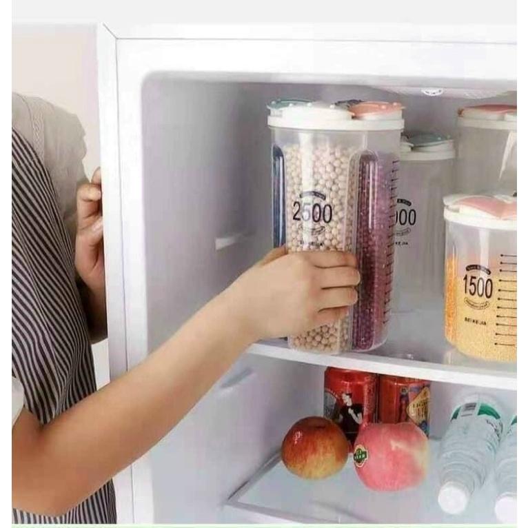 Hộp đựng đồ khô có chia ngăn