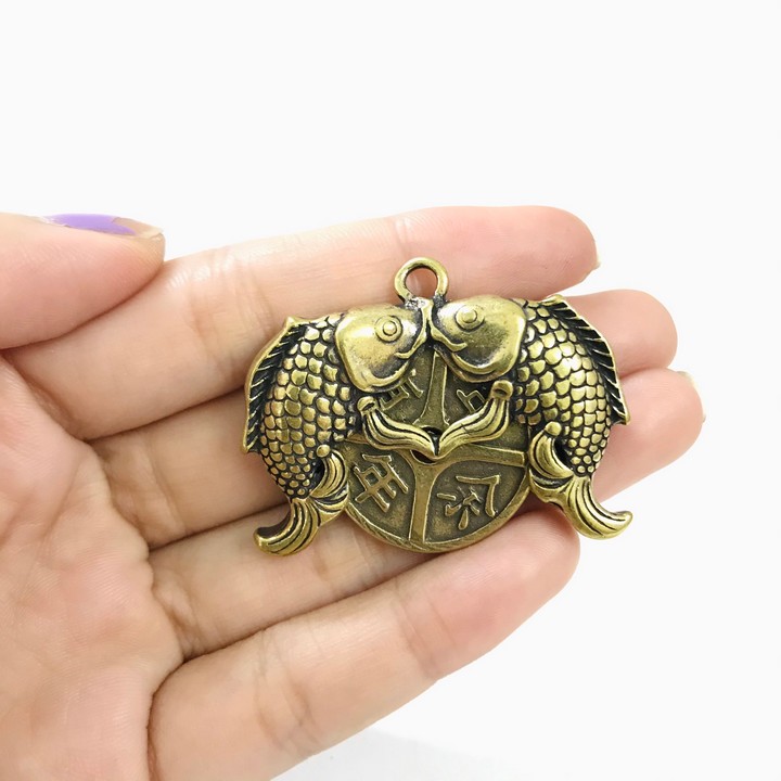 Móc Khóa Đồng Song Ngư Cá Chép, kích thước 4.2 x 0.7cm, màu đồng, dùng để trang trí bàn sách, bàn học, treo trên xe ô tô, treo vào móc khóa - SP005227