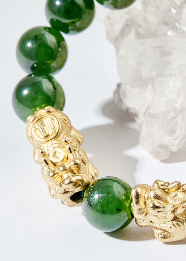 Vòng tay ngọc bích phối charm tỳ hưu bọc vàng Ngọc Quý Gemstones