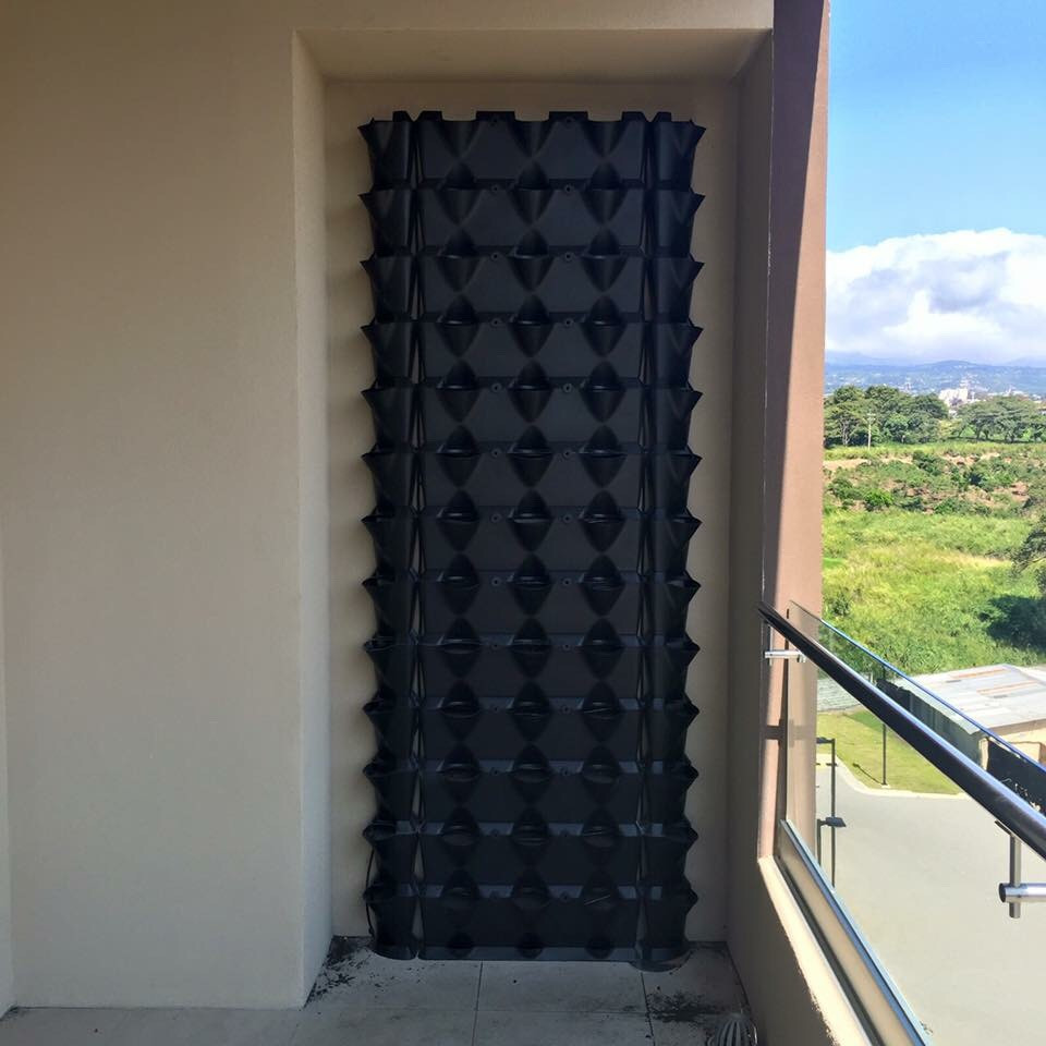 Chậu Trang Trí Cây Ban Công Đứng Vertical nhập khẩu Minigarden Bồ Đào Nha KÈM giải pháp Tưới Nhỏ Giọt Bán tự động dù ban công KHÔNG có vòi cấp nước