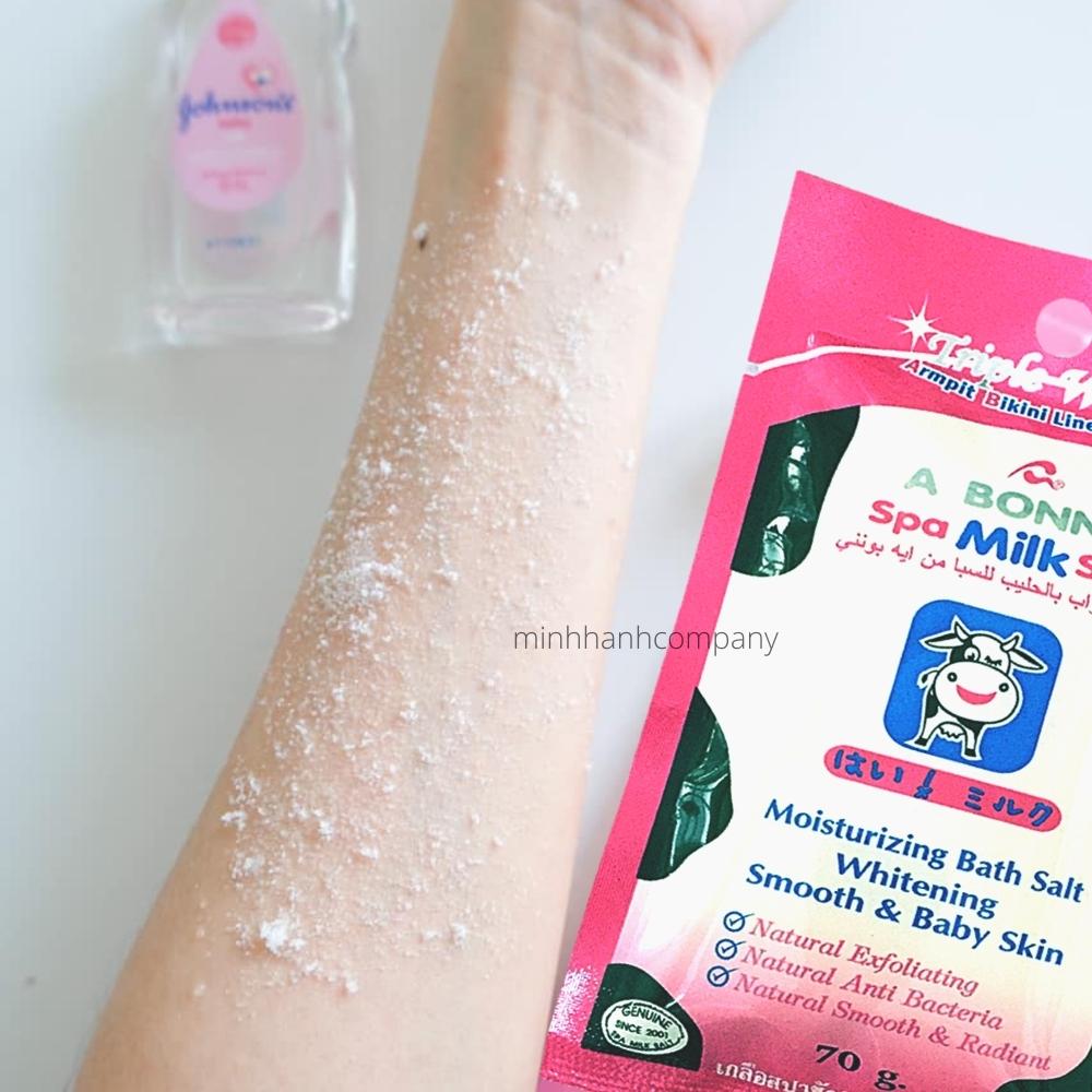 Muối Tắm Sữa Bò Tẩy Tế Bào Chết A Bonne Spa Milk Salt Hạt Mịn Thơm Mùi Sữa, Giúp Làm Sạch Và Làn Da Mịn Màng Nhập Khẩu Từ Thái Lan 70gram/Gói Nhỏ. Dùng Thử