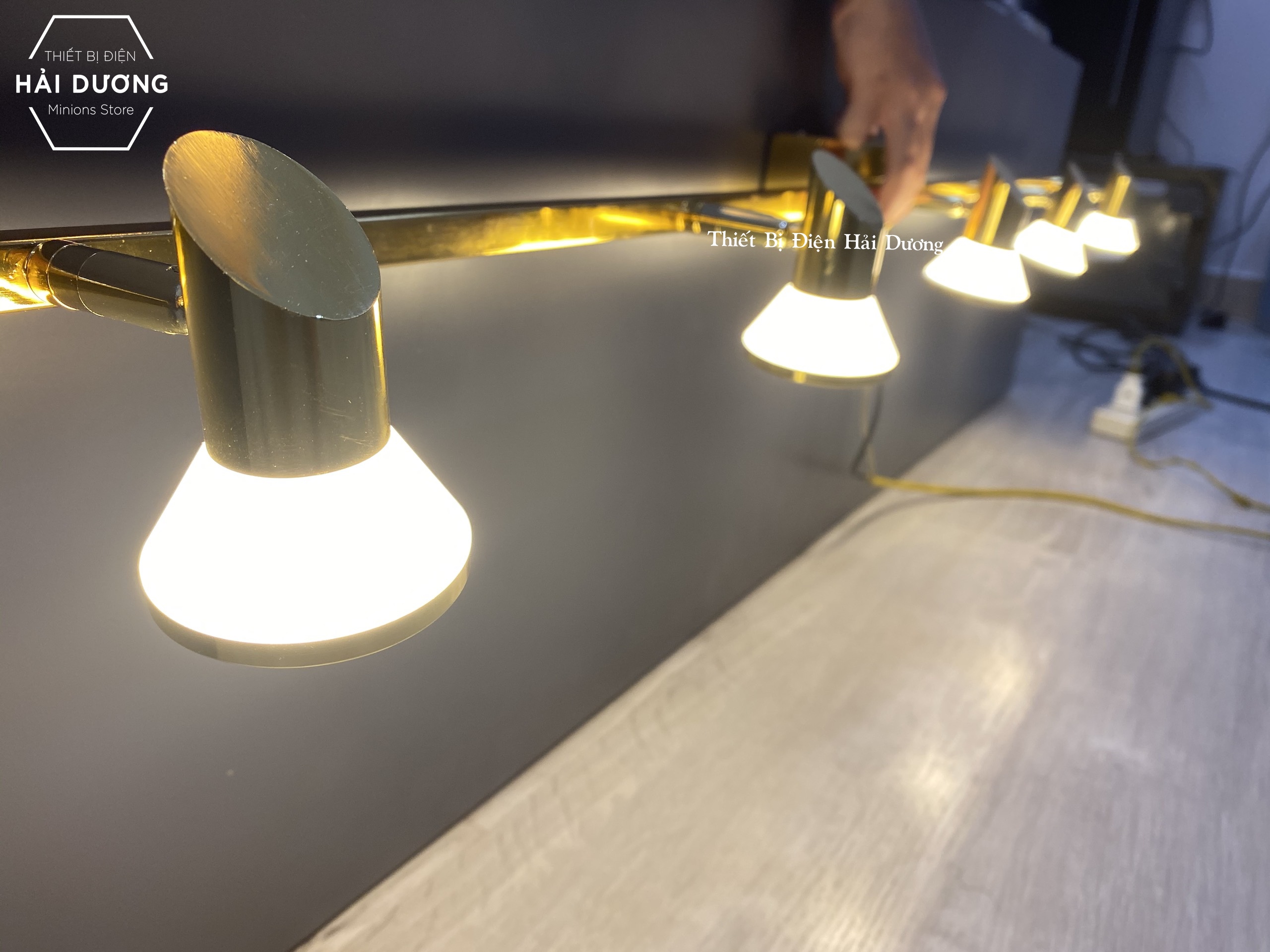 Đèn soi tranh - Đèn rọi gương Led Đèn soi gương 5 đèn chiếu sáng model 3602 -5 15w - Ánh sáng vàng