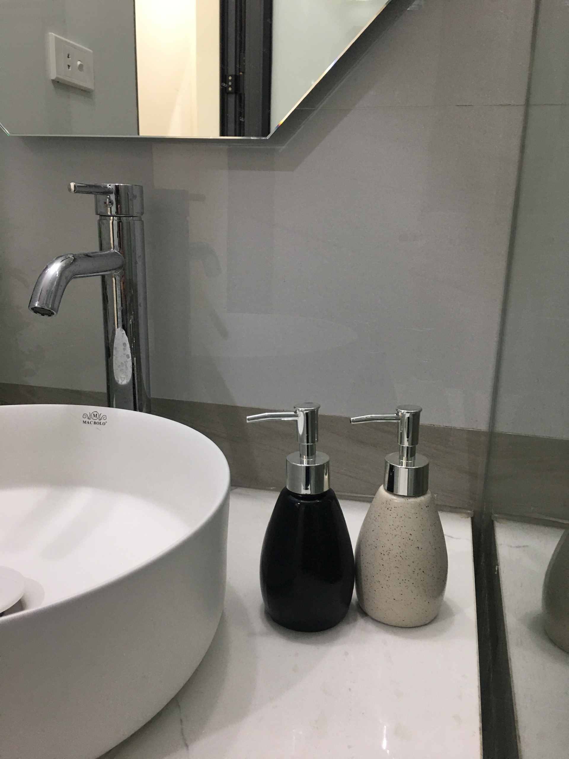 Bình đựng dầu gội, dầu xả, sữa tắm, nước rửa tay khách sạn bằng sứ đẹp màu đen trắng - 300ml
