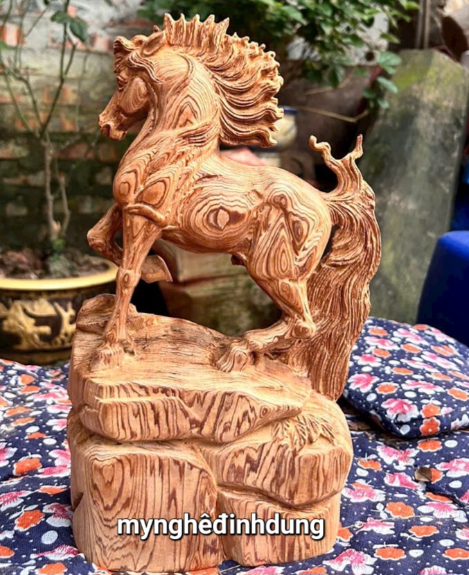 Tượng nhất mã thong dong bằng gỗ ngọc am thơm nức cao 40cm
