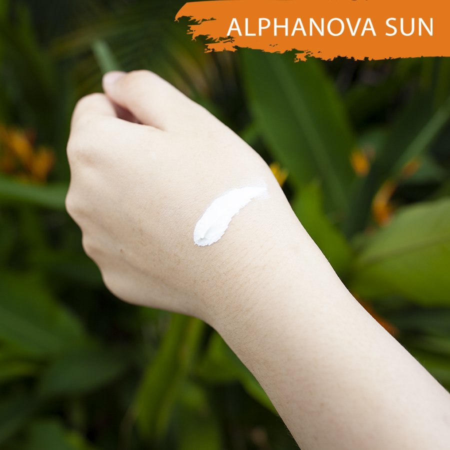 Kem chống nắng hữu cơ trẻ em dạng xịt SPF50 Alphanova Sun Kids 125g - Nhập khẩu chính hãng từ Pháp