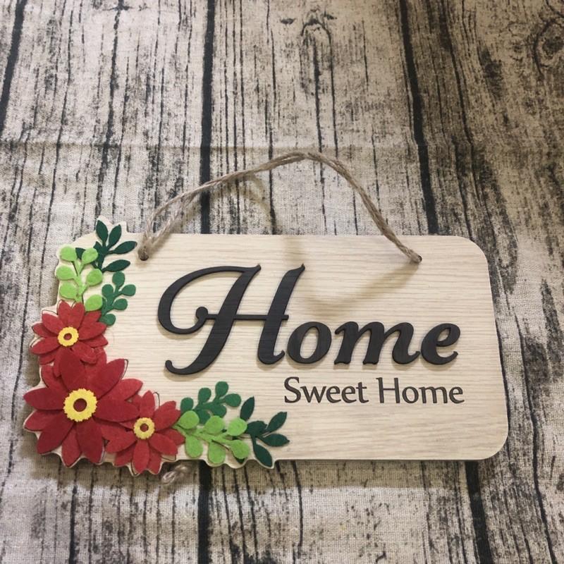 Bảng gỗ treo phòng ngủ phòng khách homestay chữ Home Sweet Home nền gỗ màu trắng hoa đỏ