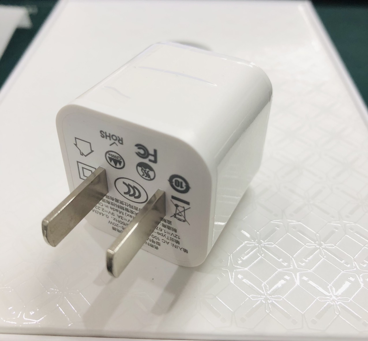 Củ Wiwu Fast Charger P016 cho mọi loại Smart Phone cao cấp trên thị trường có tích hợp sạc nhanh 20W - Hàng chính hãng