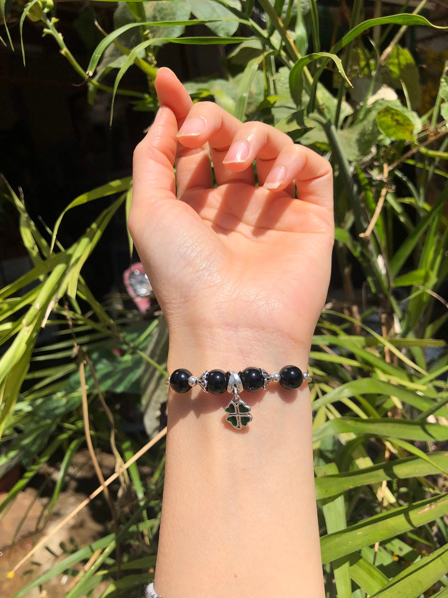 Vòng tay thạch anh đen mix charm cỏ 4 lá