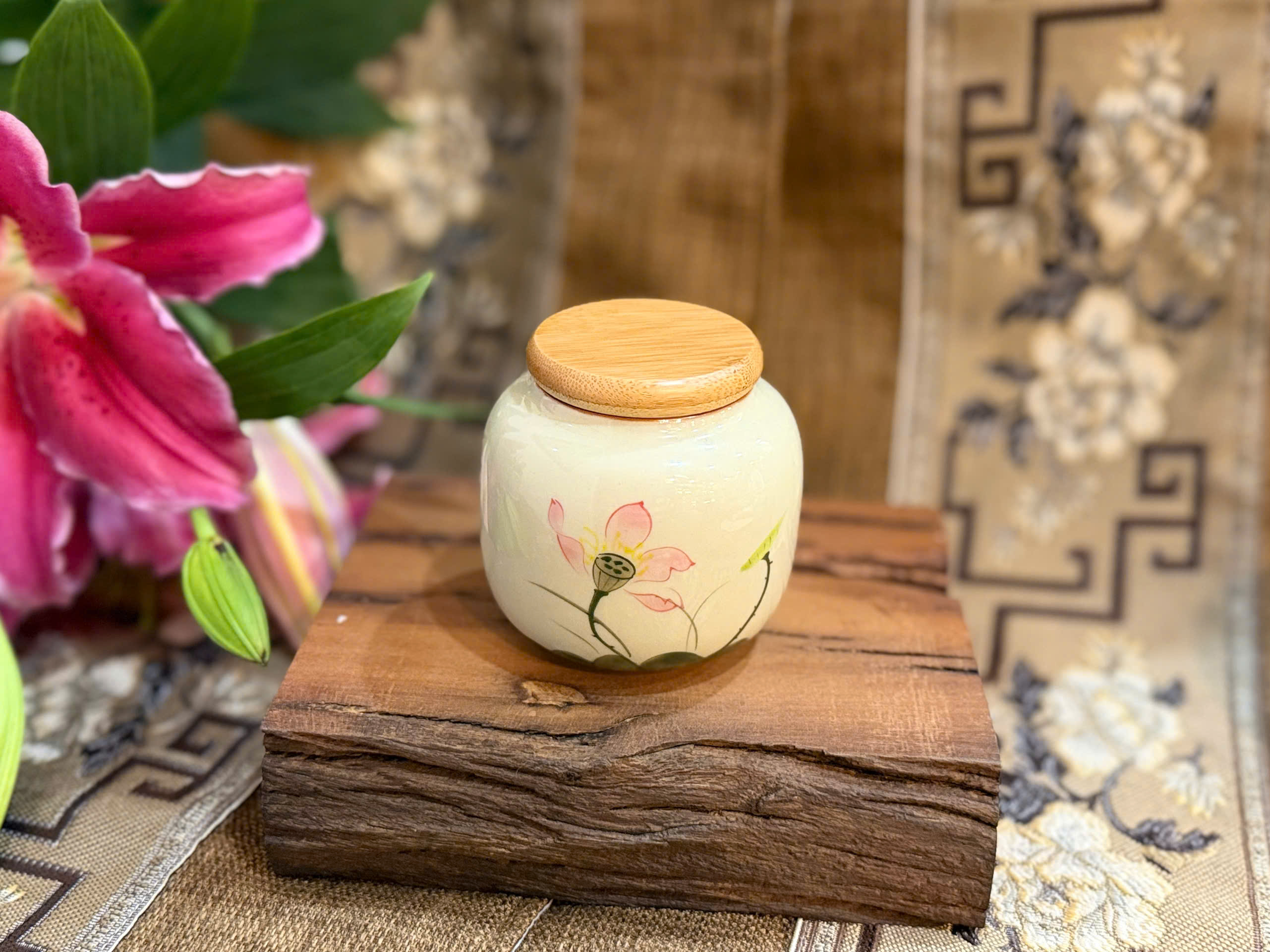 HŨ ĐỰNG TRÀ BẰNG SỨ NẮP GỖ - HỌA TIẾT HOA SEN & NÚI NON