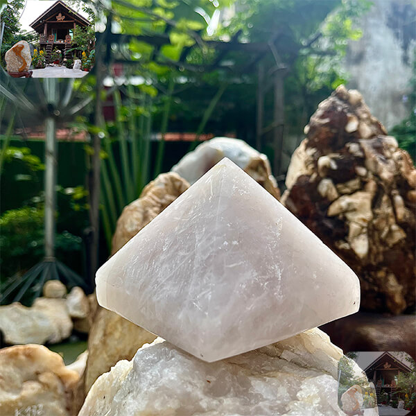 Kim tự tháp vật phẩm phong thủy cho xe hơi - Mang bình an, may mắn trên mọi nẻo đường