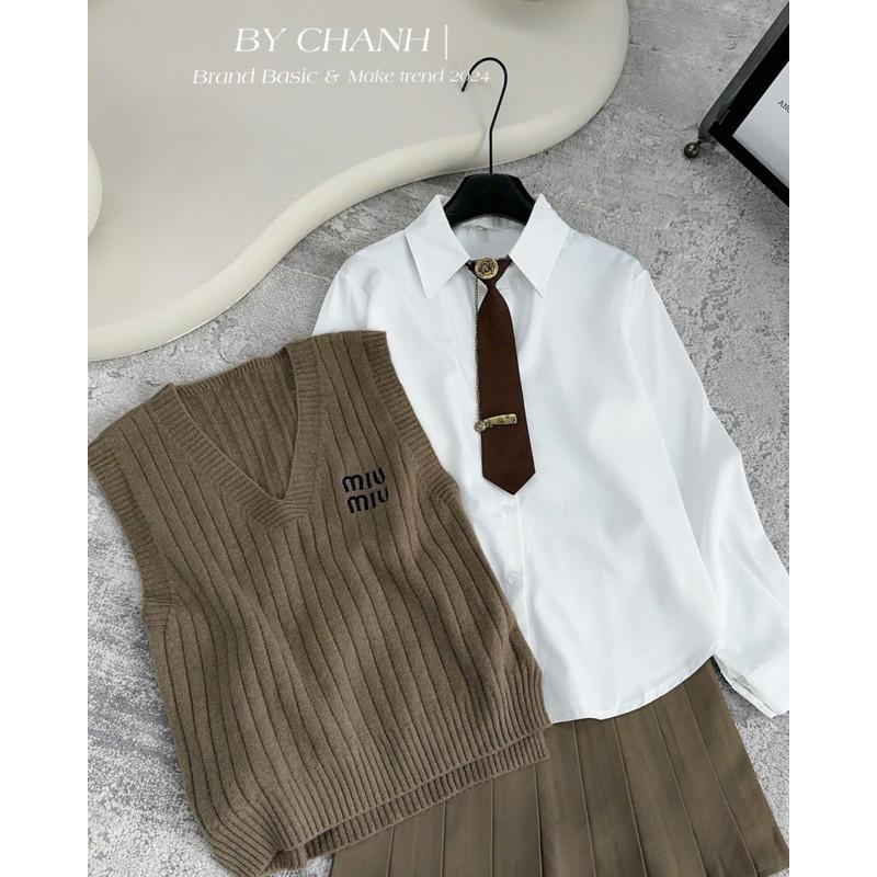 Set Miu miu 4 món sơ mi trắng mix gile len kèm cavat phối chân váy xếp ly cùng tone năng động  LINN BY JO