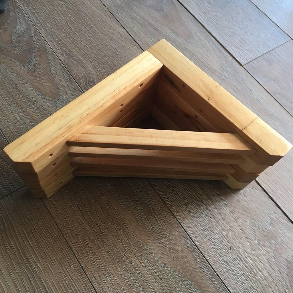 Bộ 2 Bake giá đỡ kệ gỗ treo tường chất liệu gỗ thông phủ sơn PU bóng nổi vân gỗ tự nhiên.