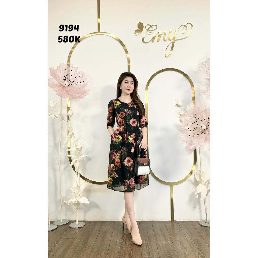 Đầm EMY EM9194 Xoè Nền Đen HT Cổ Tròn