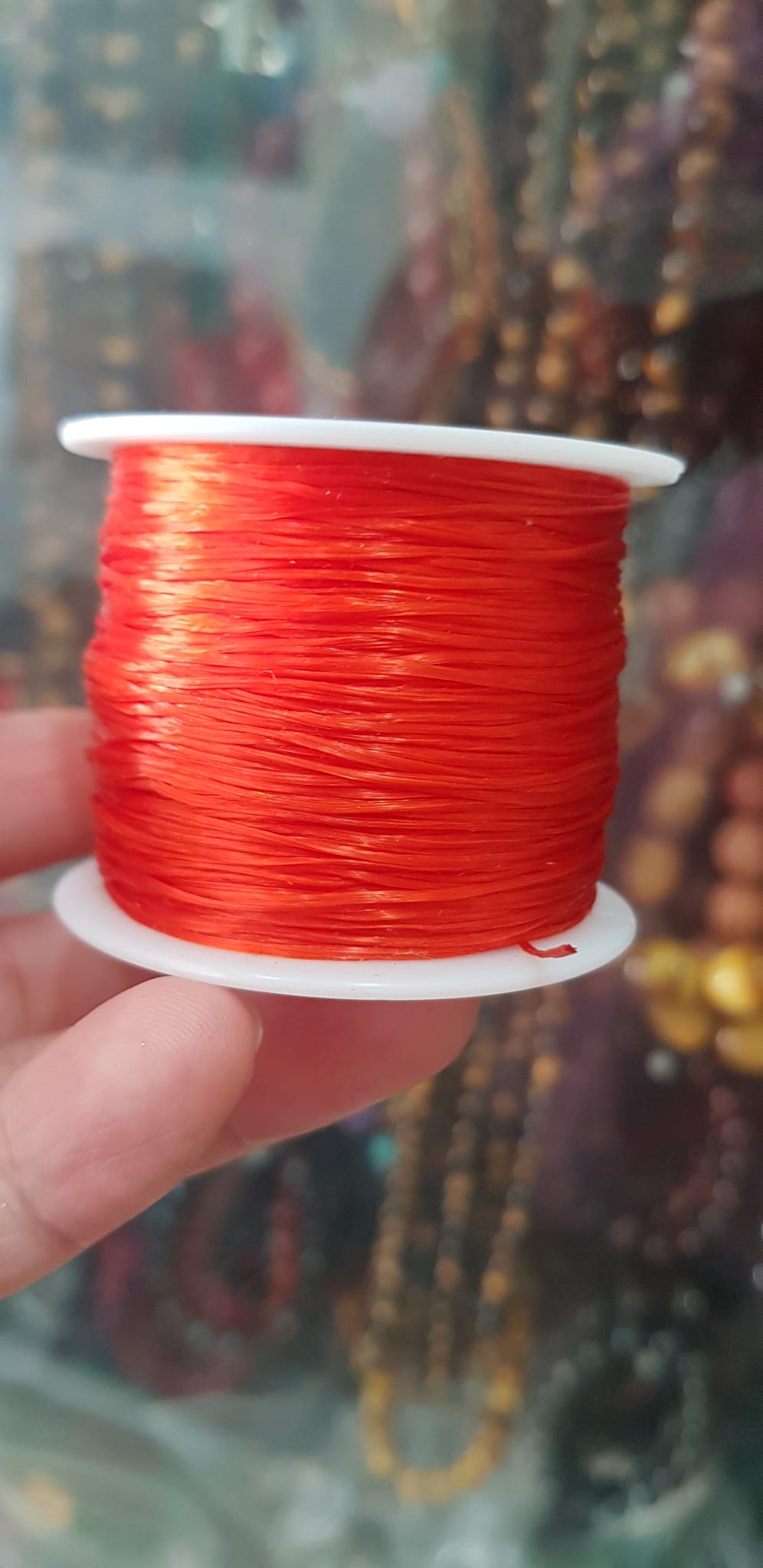 Cuộn Dây Thun CO GIÃN màu Đỏ xỏ vòng hạt chuỗi                                   Dây này là dây thun chuyên xỏ vòng chuỗi màu Đỏ, có đủ màu .. Anh Chị đang đeo chuỗi muốn thay dây khác cho vòng thì đặt cuộn Thun chỉ này nhé