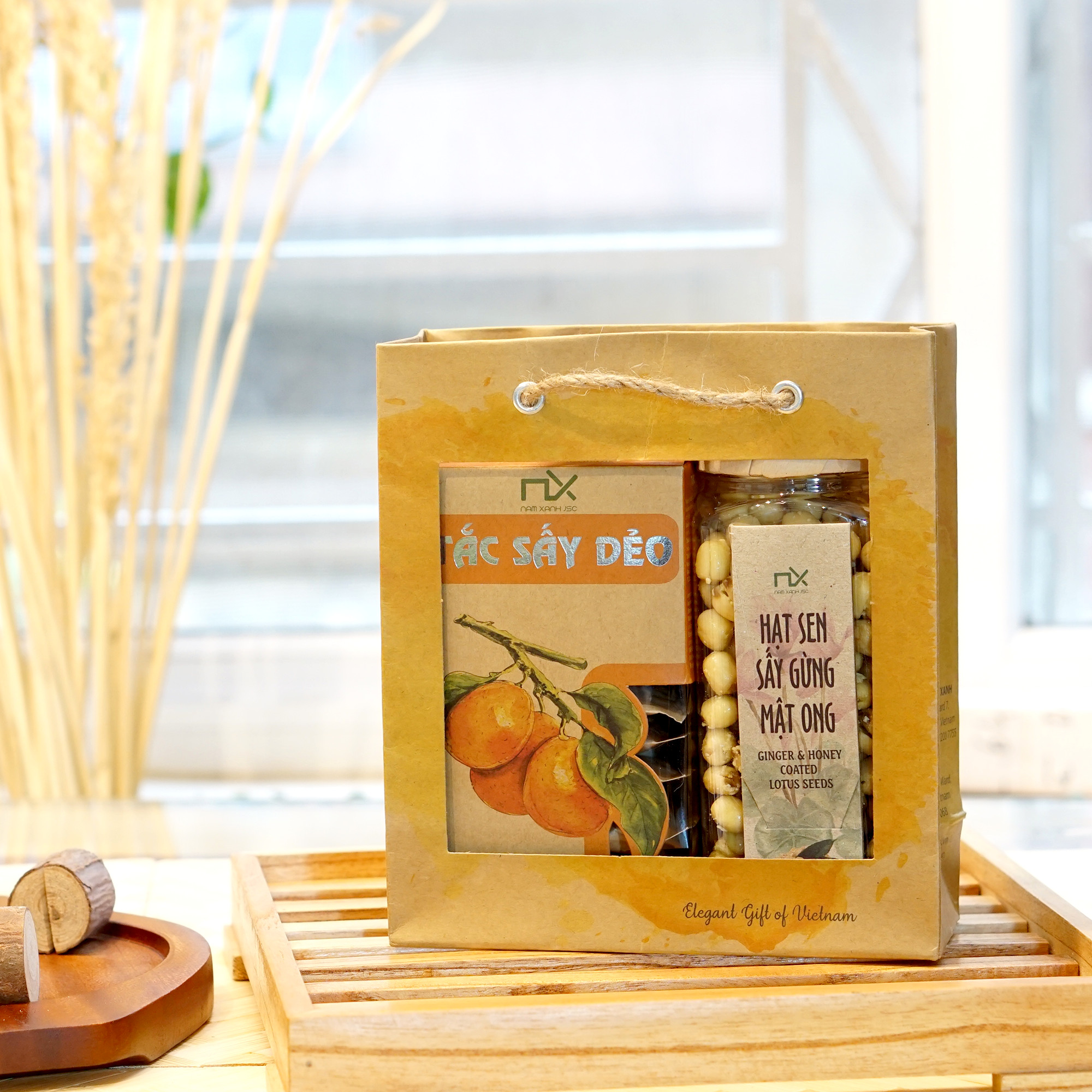 Túi  quà gồm Tắc sấy dẻo 140g/160g  và Hạt sen sấy gừng mật ong 200g/250g Nam Xanh