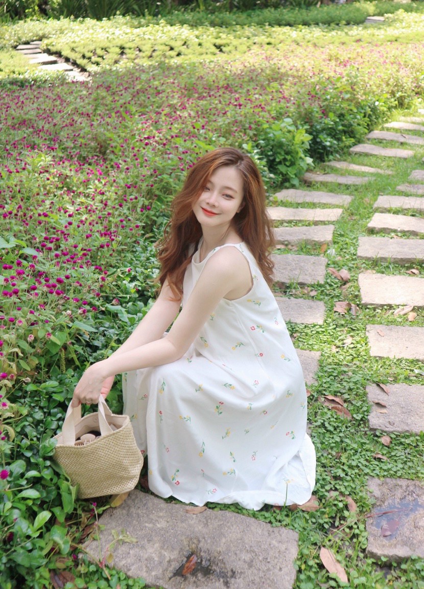Đầm yếm dáng suông dài qua gối, Đầm maxi form rộng Cao Cấp trắng in hoa nhí, sát nách cổ tròn MiNhi