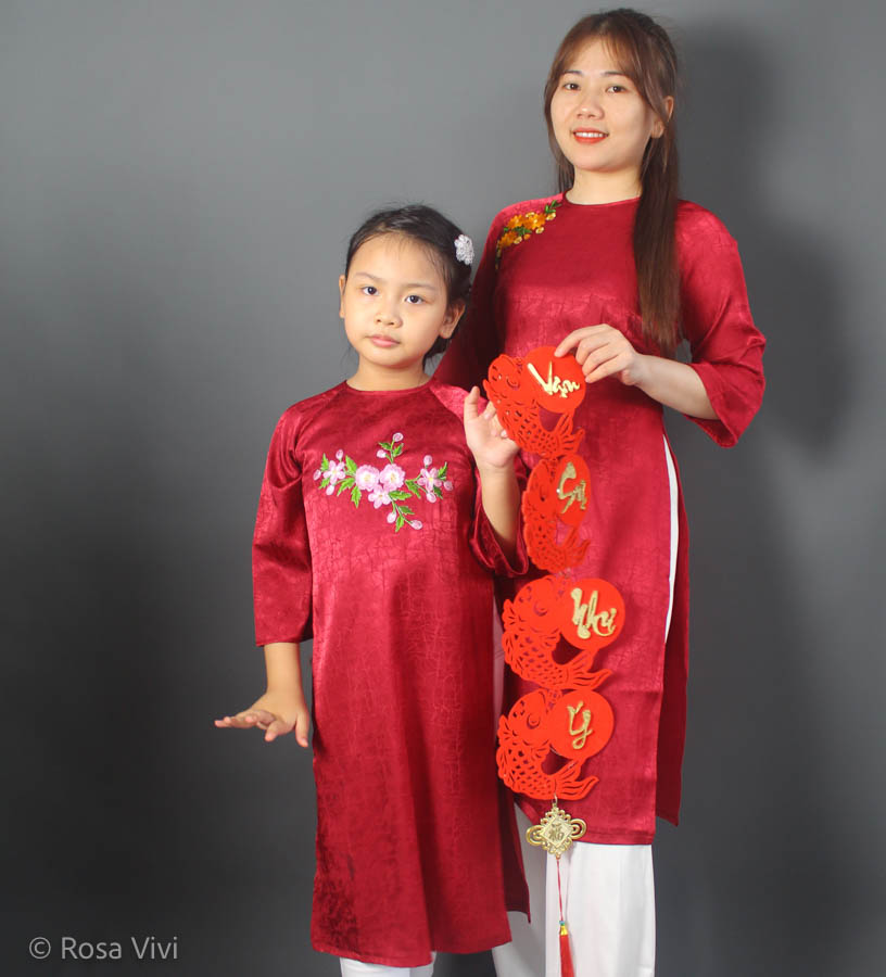 Áo dài cho bé gái và mẹ Rosa Vivi chất vải lụa vân đỏ đính hoa nổi diện Tết
