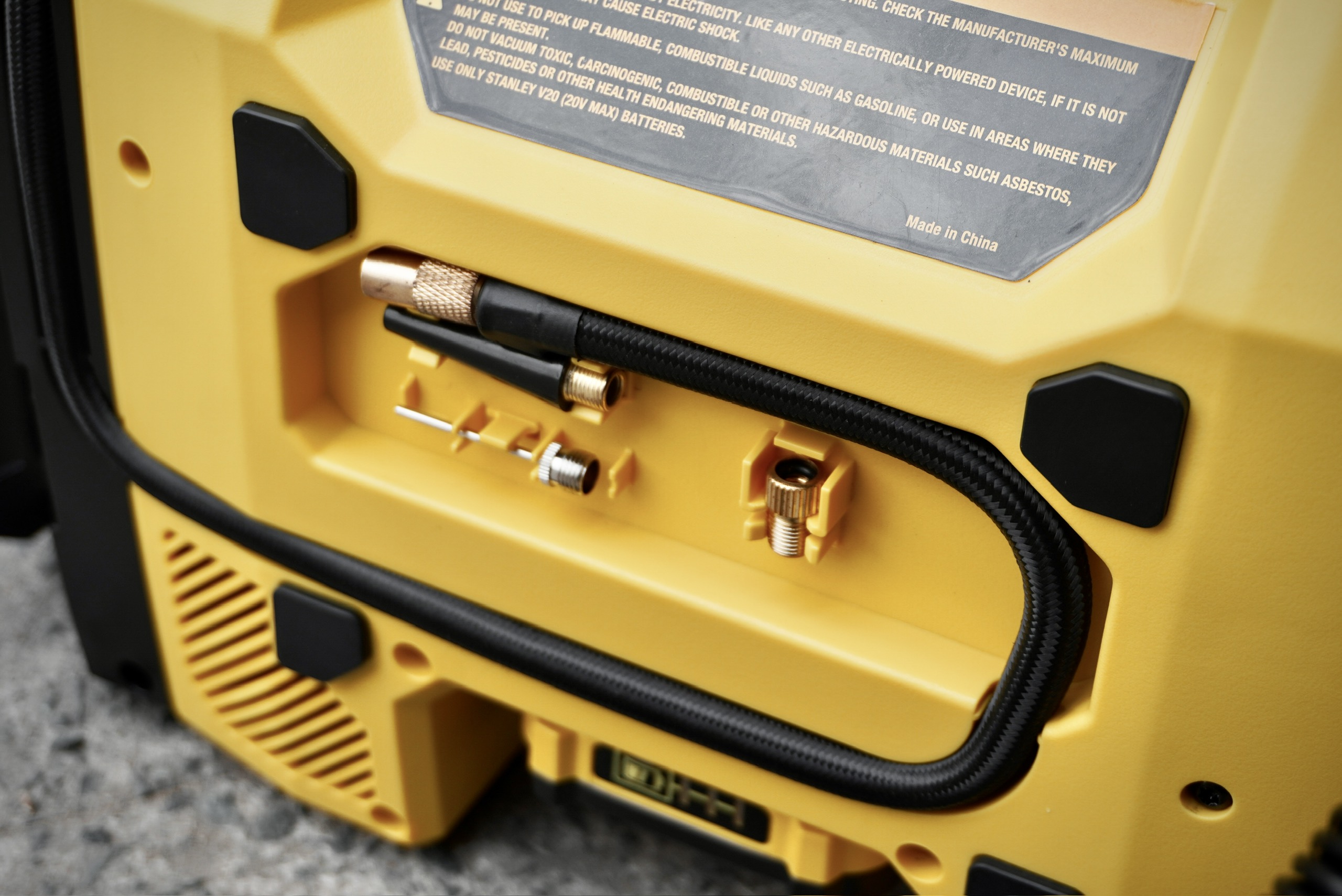 Máy bơm hơi đa năng dùng pin kèm tính năng thổi và hút bụi hiệu STANLEY Model SXVI02001-3 trong 1- HÀNG CHÍNH HÃNG