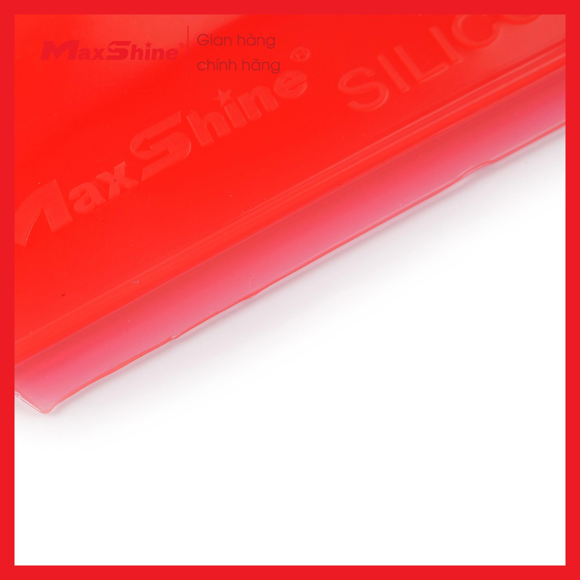 Cây gạt nước rửa xe lưỡi Silicon Maxshine 7011022 được làm từ chất liệu silicon mềm, dẻo dai không gây xước bề mặt sơn và kính, màu đỏ